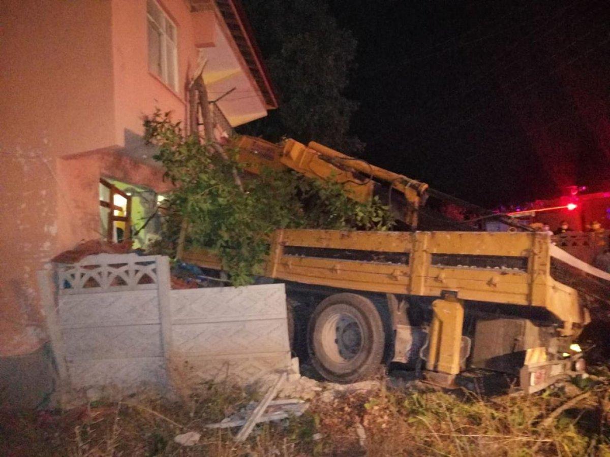 Çorum’da freni boşalan vinç, iki katlı eve girdi