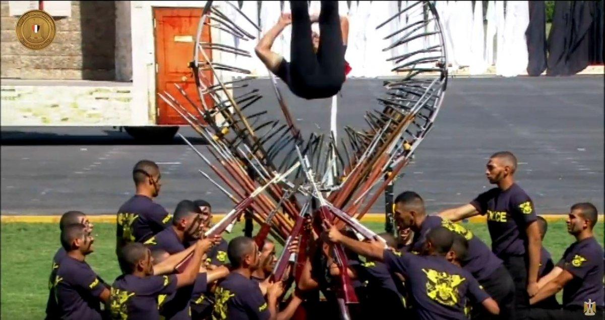 Mısır'da güvenlik güçlerinin gülümseten 'güç gösterisi'