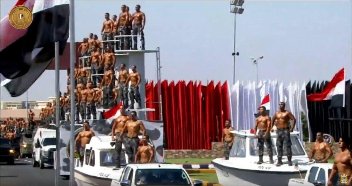 Mısır'da güvenlik güçlerinin gülümseten 'güç gösterisi'