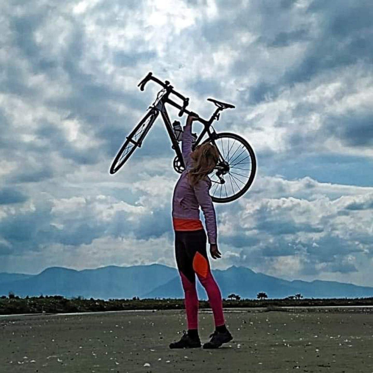 İzmir'de bisikletiyle antrenman yapan sporcuya kamyon çarptı