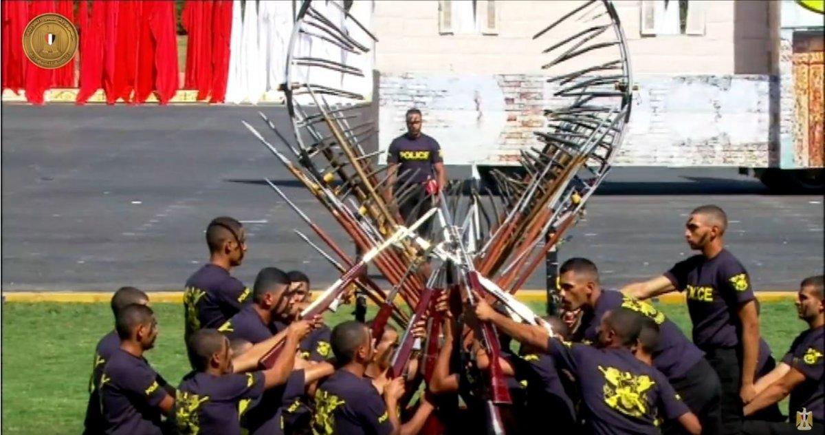 Mısır'da güvenlik güçlerinin gülümseten 'güç gösterisi'