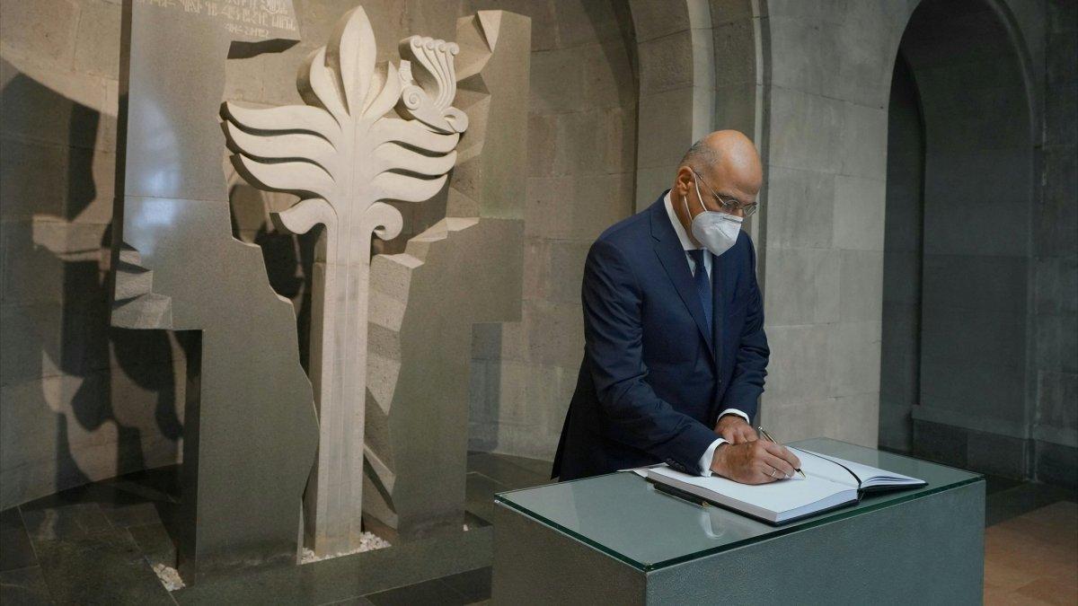 Ermenistan’a giden Yunan bakan sözde soykırım anıtını ziyaret etti