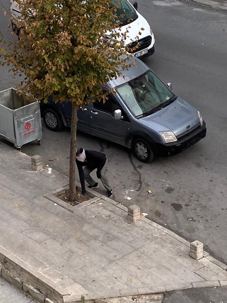 Esenyurt'ta vatandaşlara taş atan hırsız kamerada