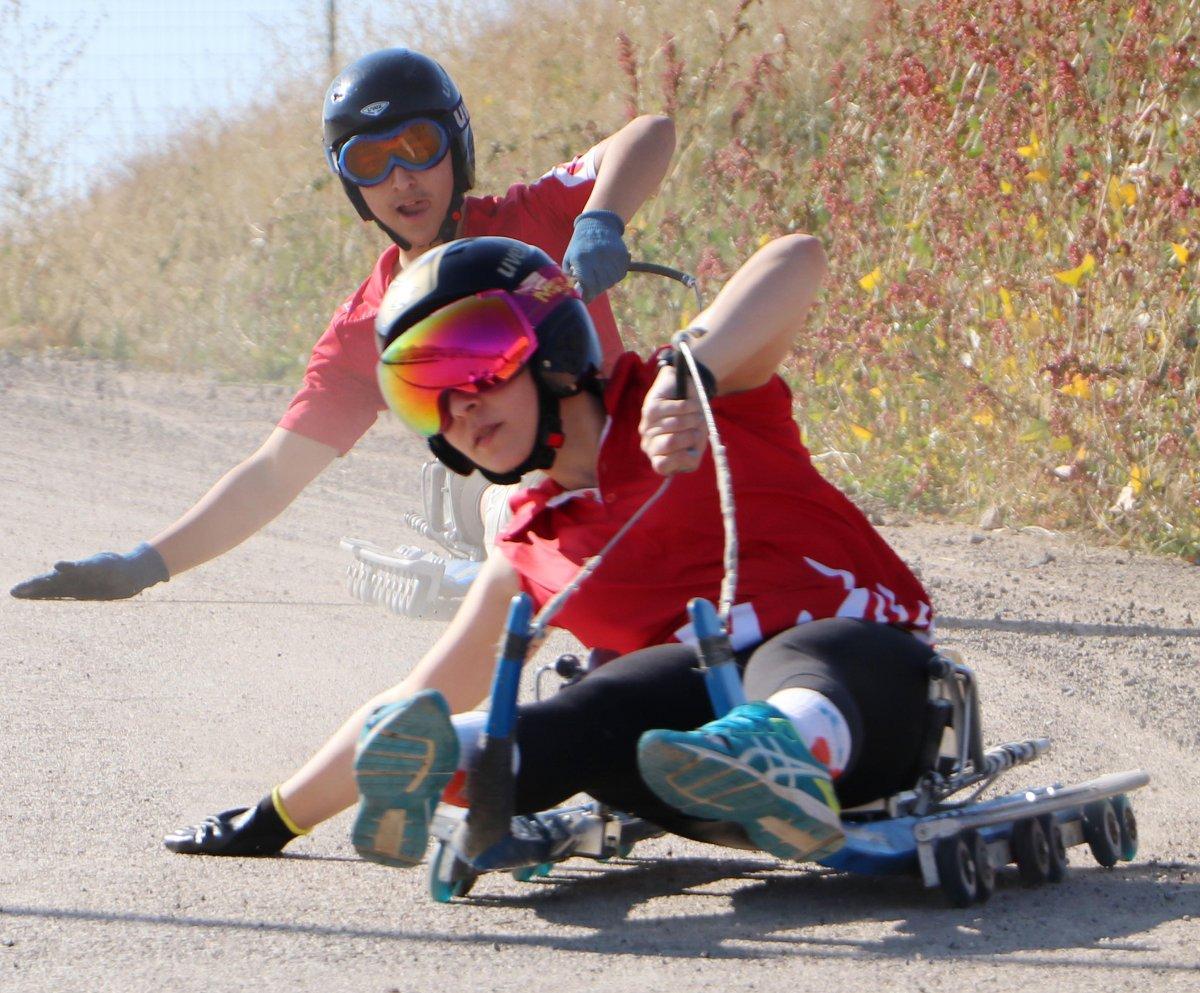 Erzurum’da kızak takımı kara yolunda çalışıyor
