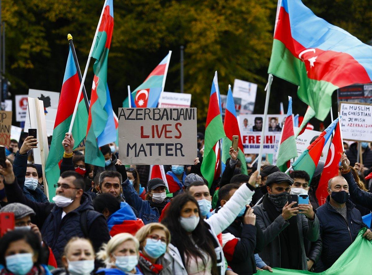 Berlin’de Azerbaycan’a destek gösterisi