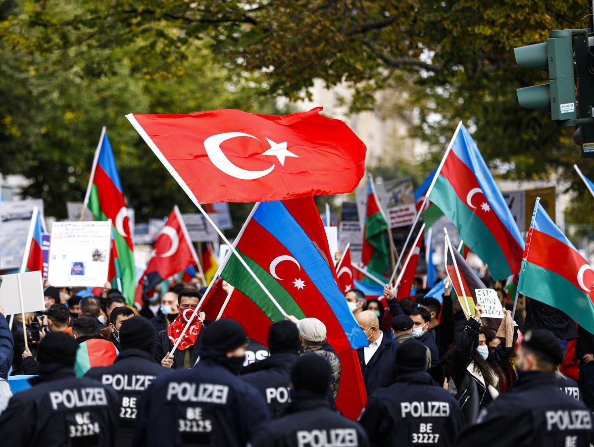 Berlin’de Azerbaycan’a destek gösterisi