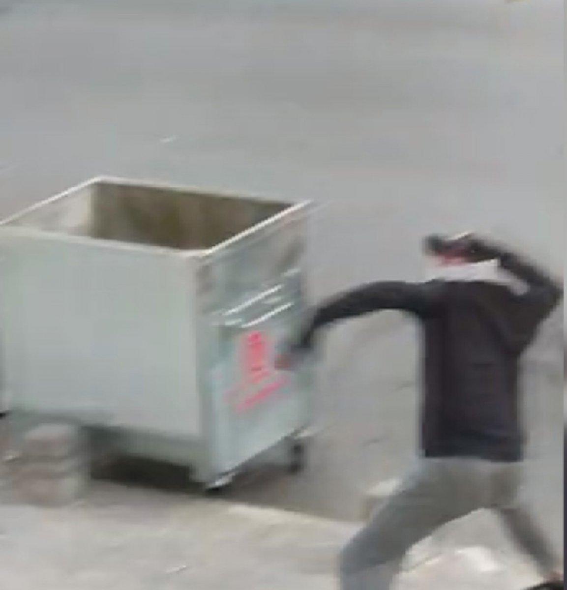 Esenyurt'ta vatandaşlara taş atan hırsız kamerada