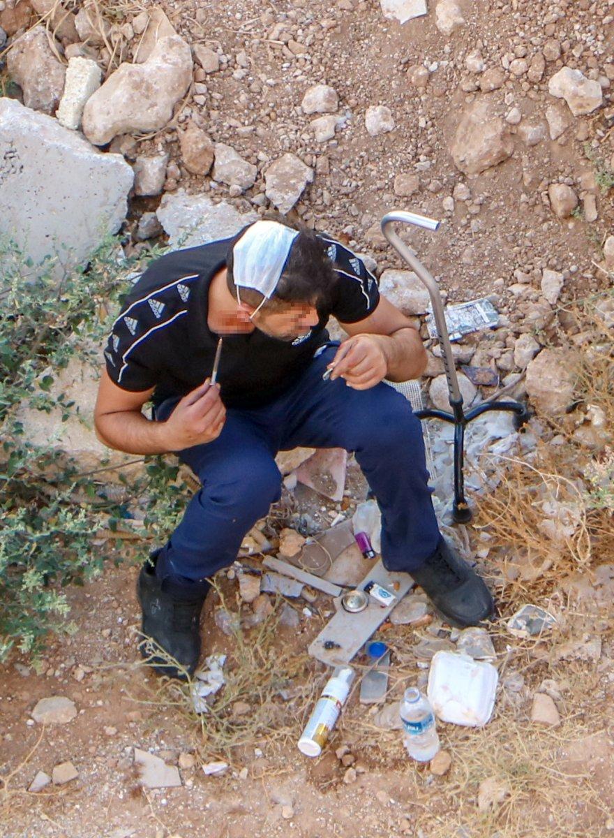 Antalya'da boş araziyi mesken tutan uyuşturucu bağımlıları