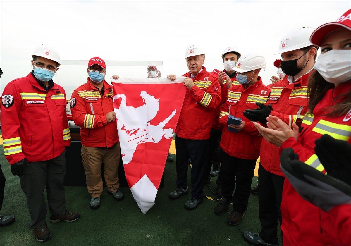 Cumhurbaşkanı Erdoğan'a sancak hediye edildi