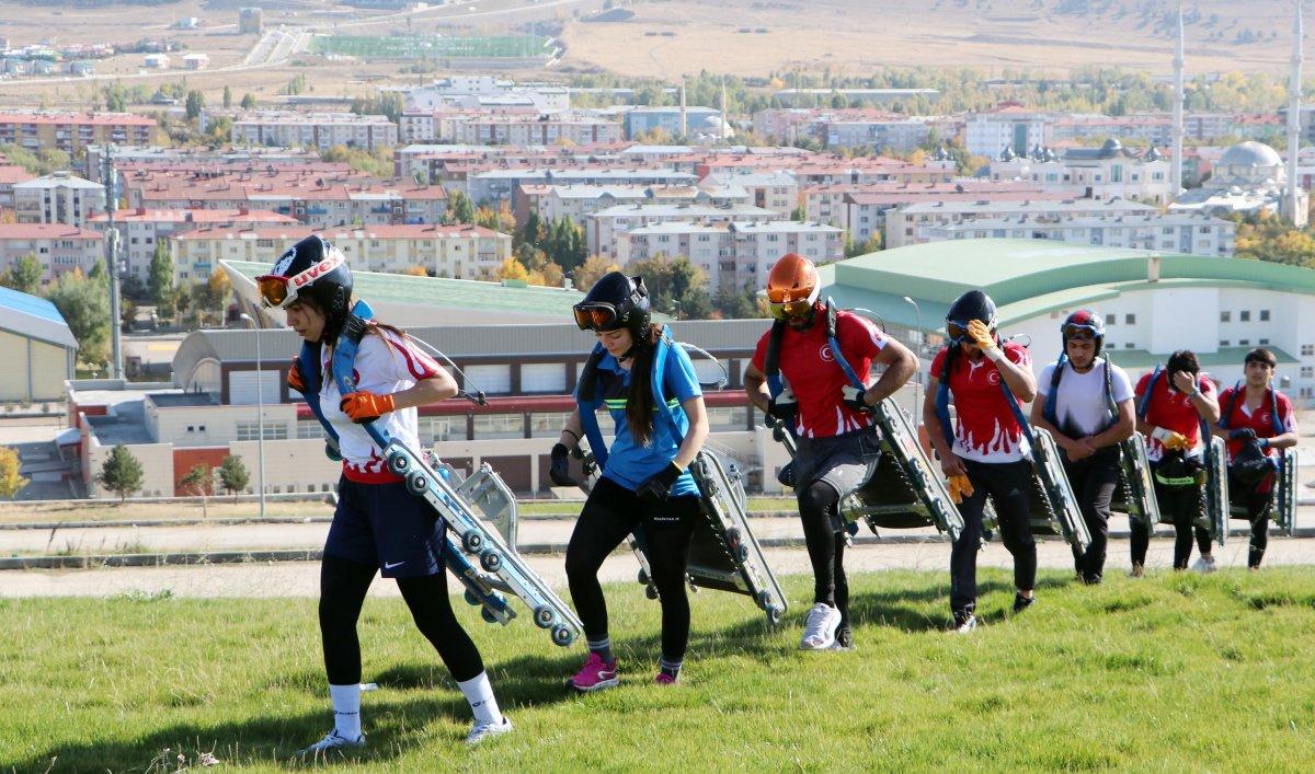 Erzurum’da kızak takımı kara yolunda çalışıyor