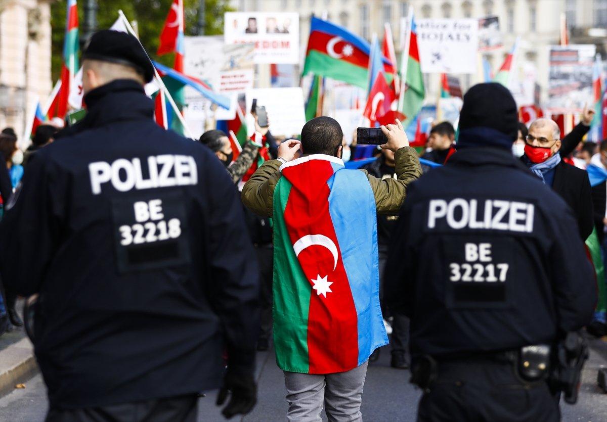 Berlin’de Azerbaycan’a destek gösterisi