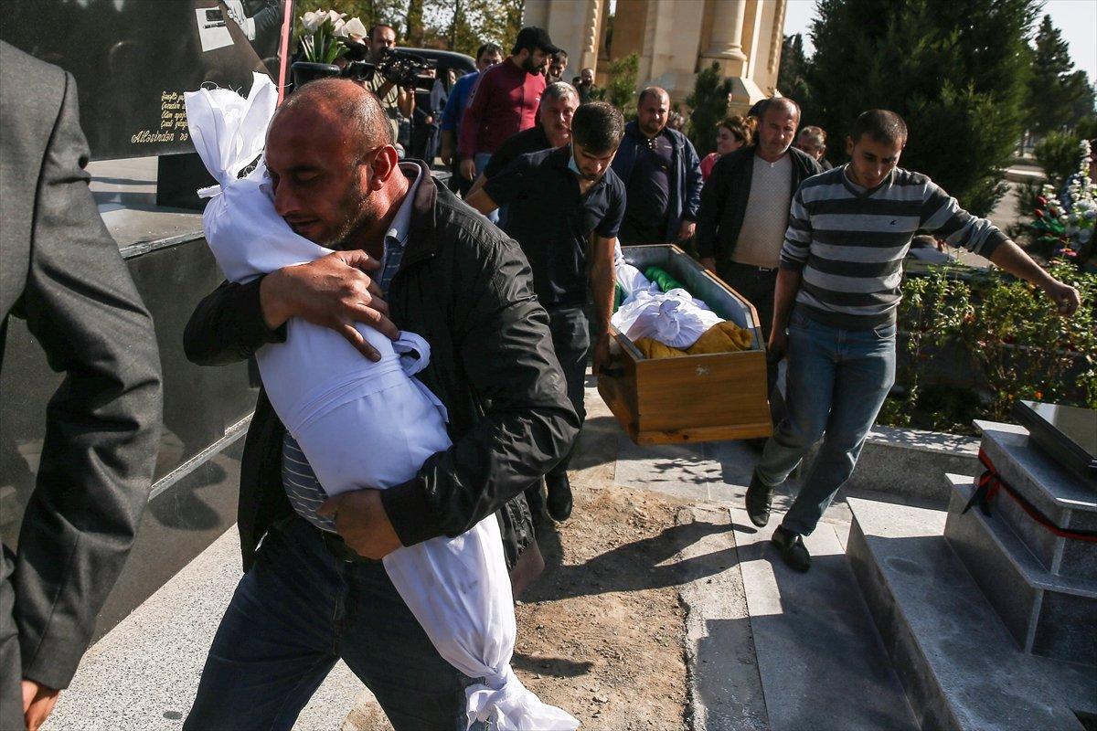 Azerbaycan sivil kayıplarını toprağa verdi