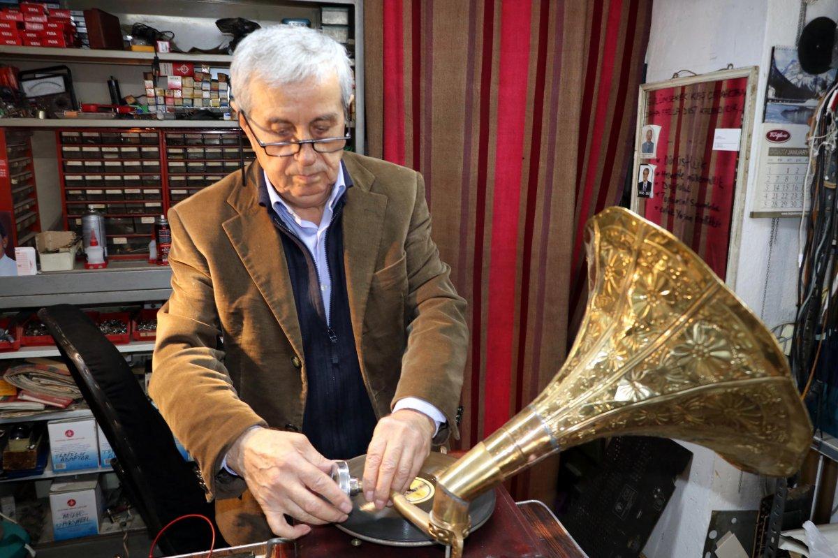 Radyo tamircisi işini severek yapıyor