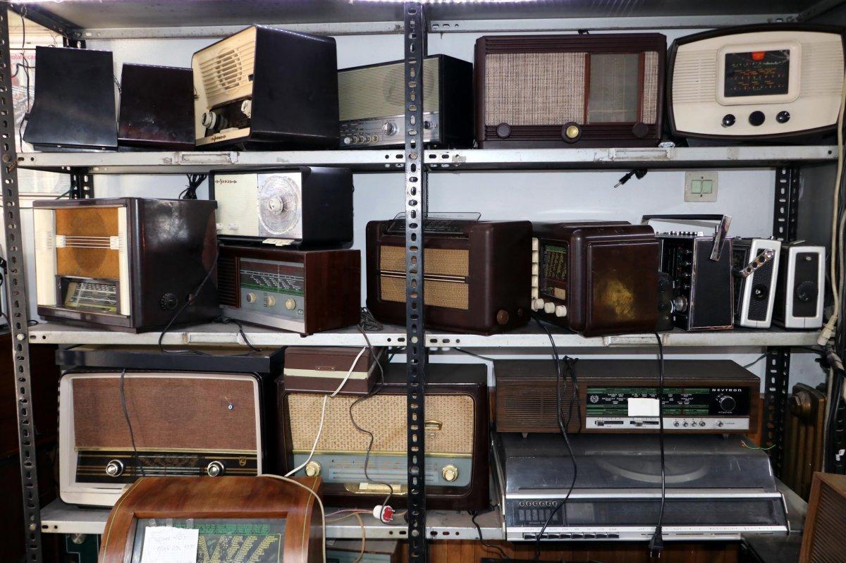 Radyo tamircisi işini severek yapıyor