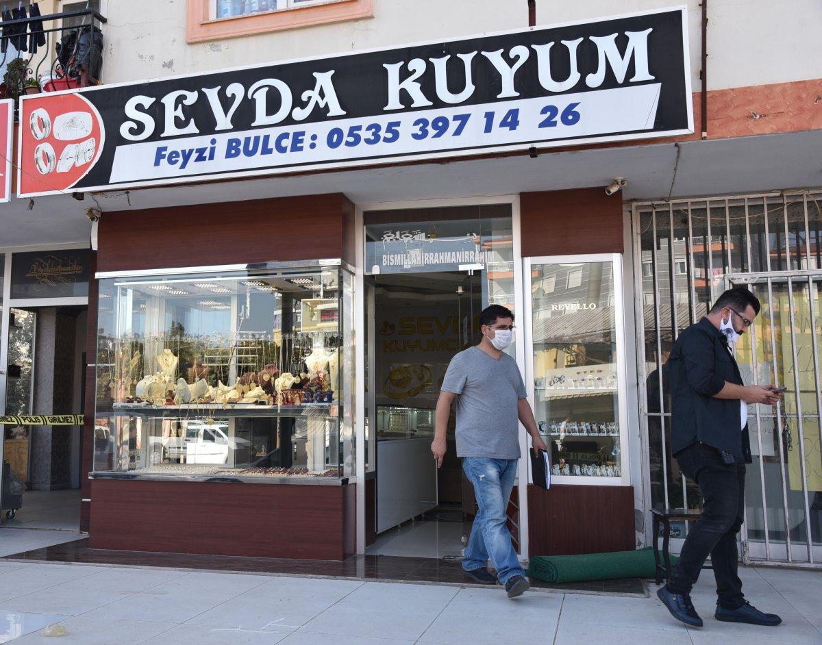 Antalya'da polis üniformalı soyguncu 1 kilo altın çaldı