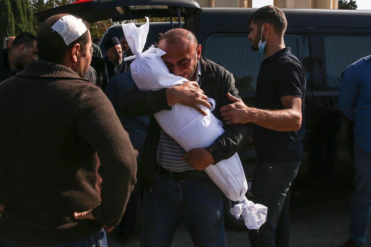 Azerbaycan sivil kayıplarını toprağa verdi