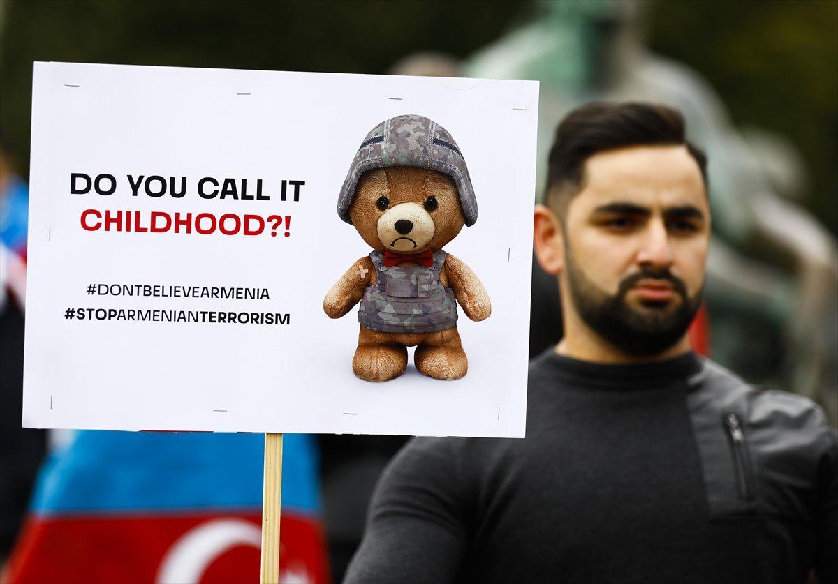 Berlin’de Azerbaycan’a destek gösterisi