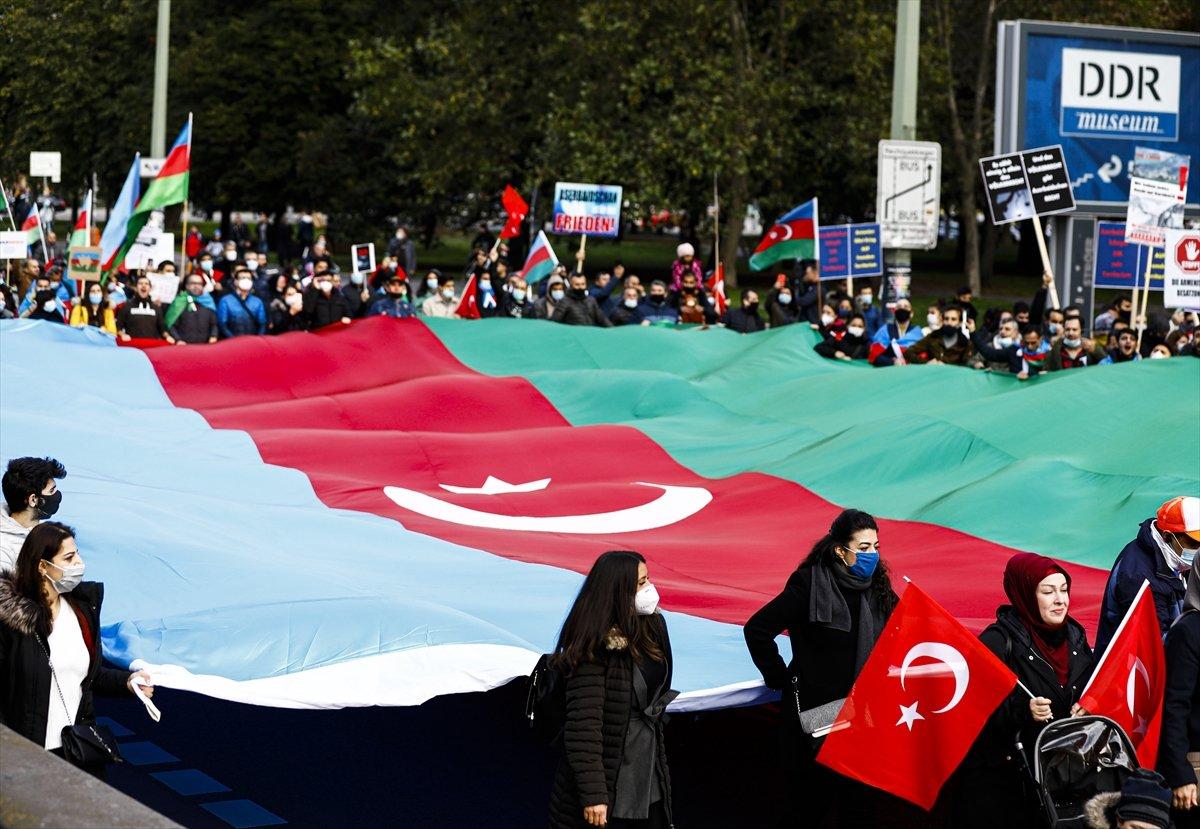 Berlin’de Azerbaycan’a destek gösterisi