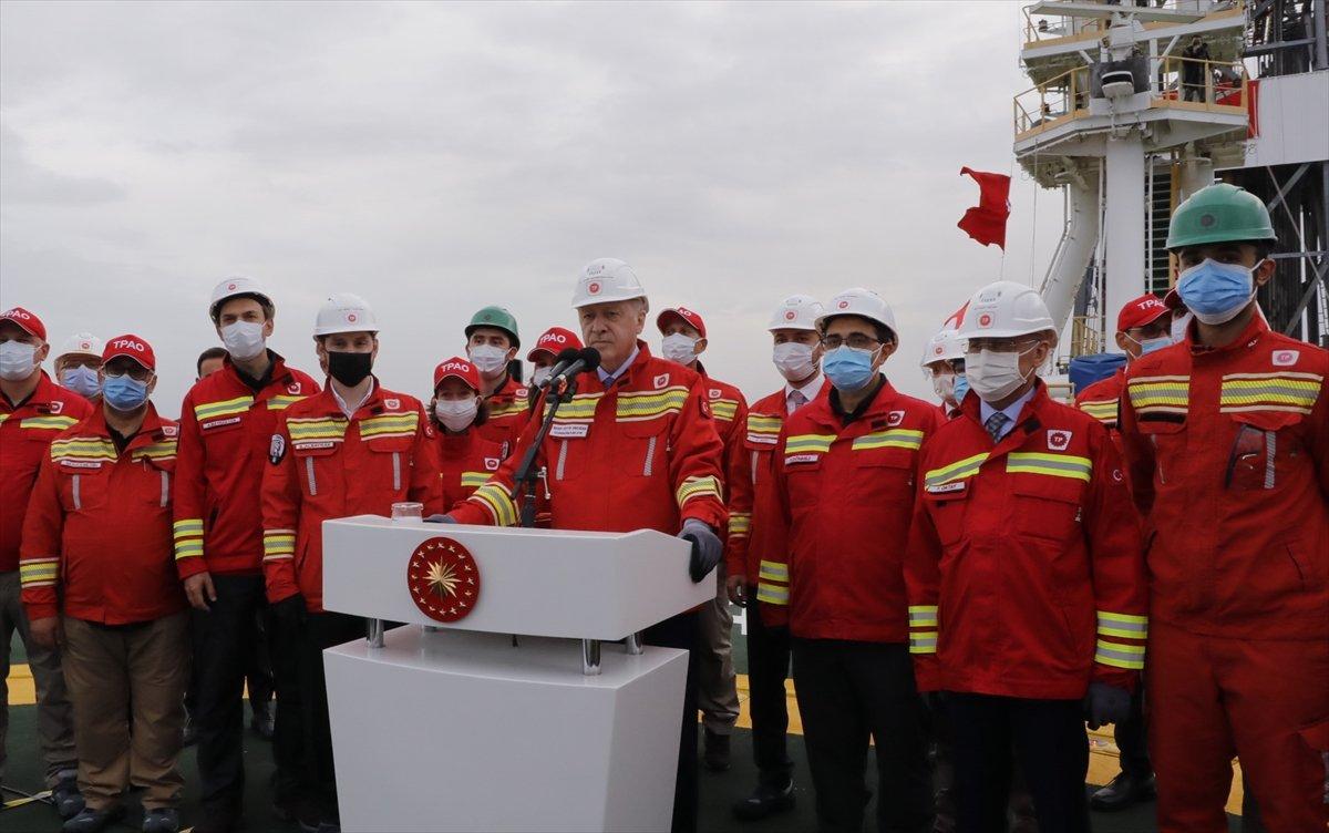 Cumhurbaşkanı Erdoğan'a sancak hediye edildi