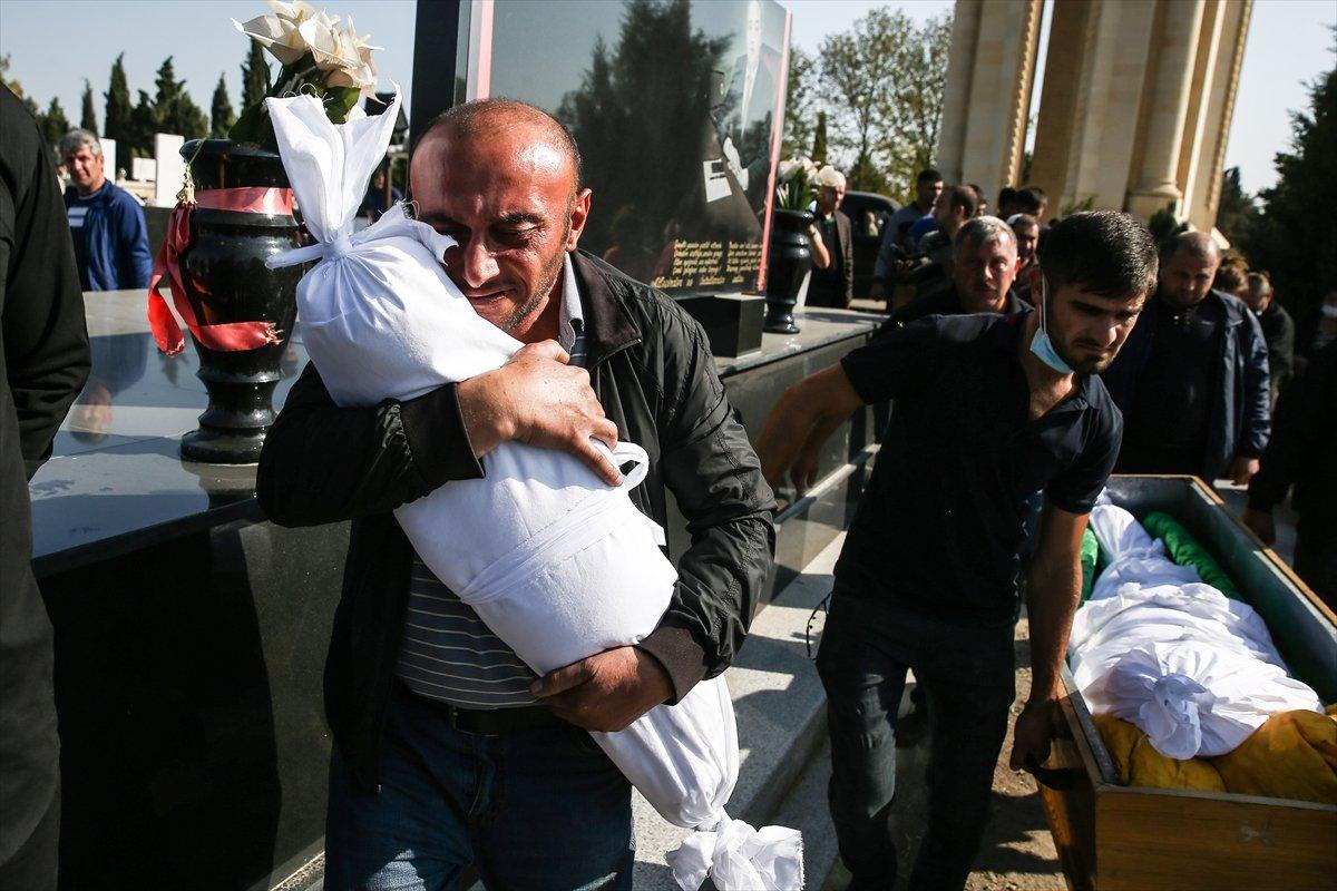 Azerbaycan sivil kayıplarını toprağa verdi