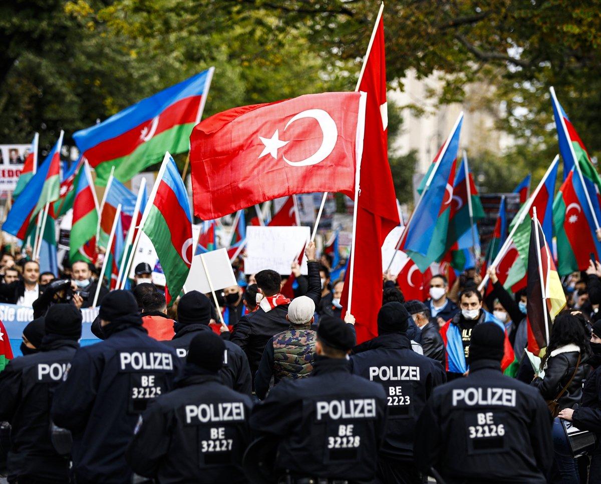 Berlin’de Azerbaycan’a destek gösterisi