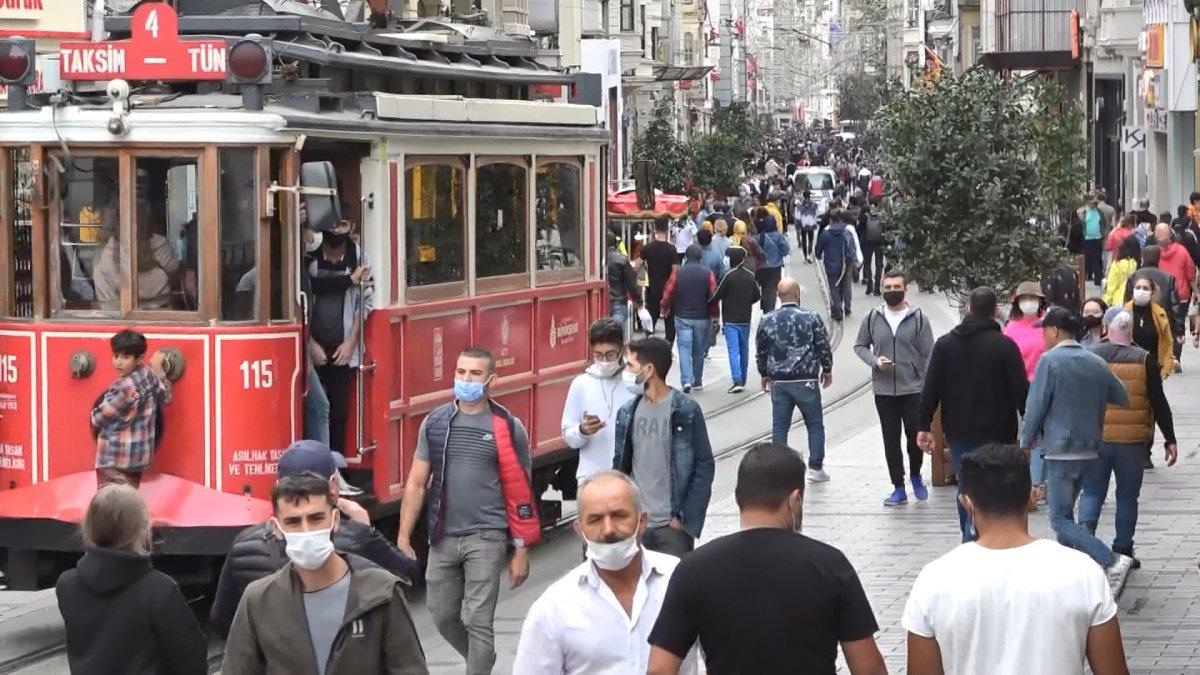 Taksim'de koronavirüse rağmen dikkat çeken kalabalık