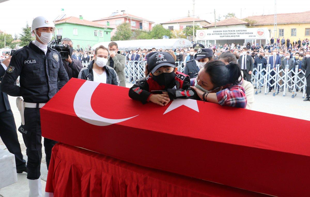 Sakarya'da şehit babasını, asker selamıyla uğurladı