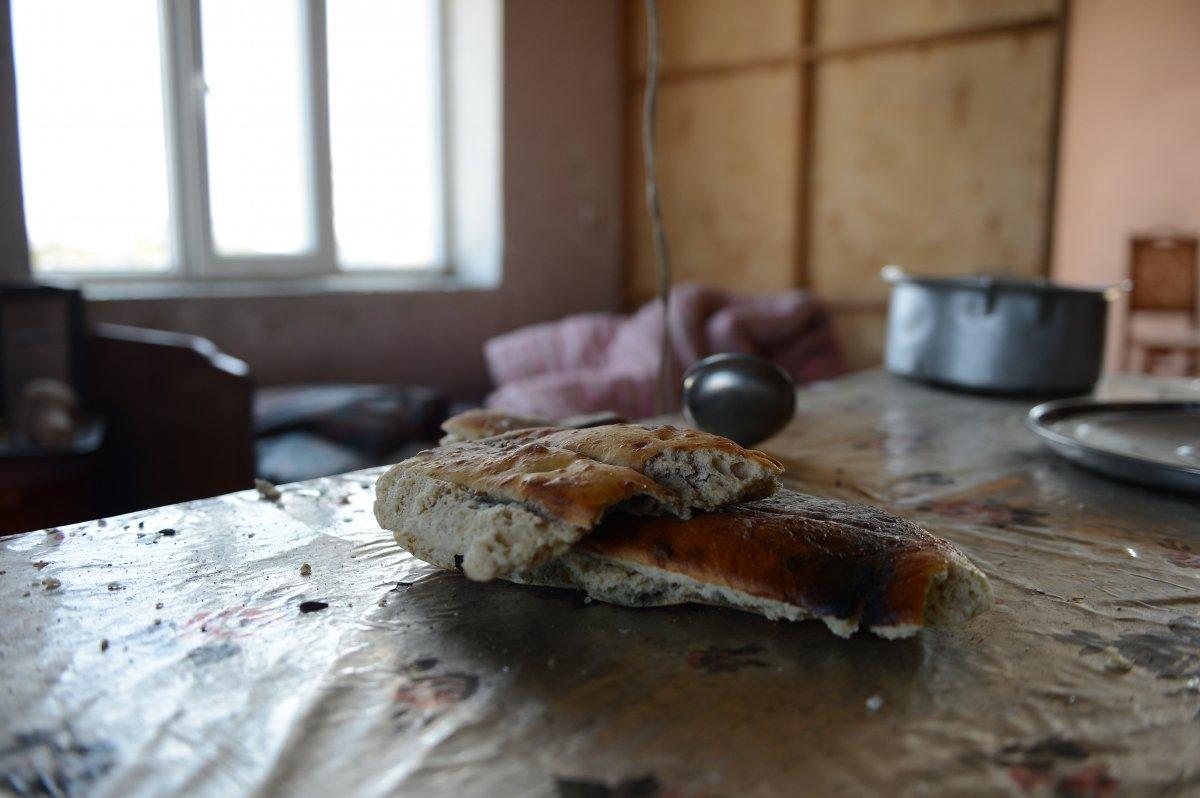 Azerbaycan'da cephe hattındaki köyde tek başına yaşıyor