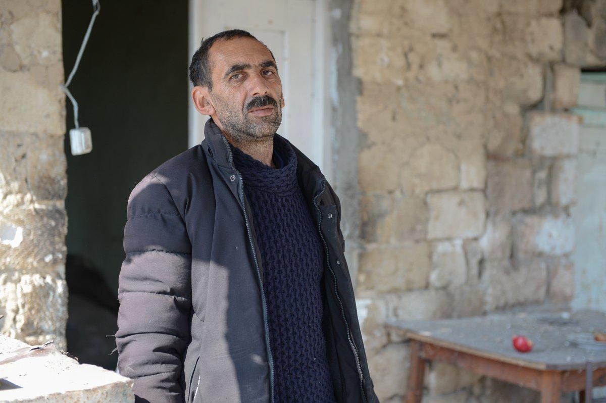 Azerbaycan'da cephe hattındaki köyde tek başına yaşıyor