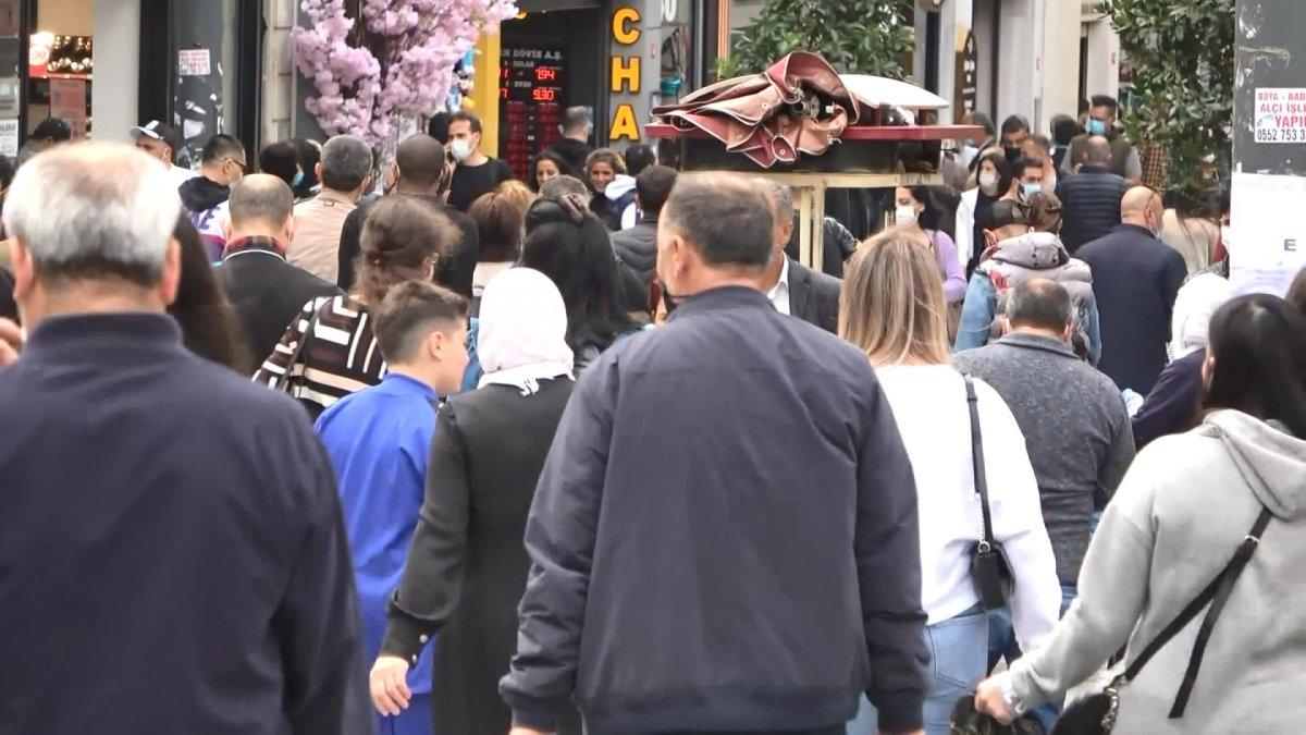 Taksim'de koronavirüse rağmen dikkat çeken kalabalık