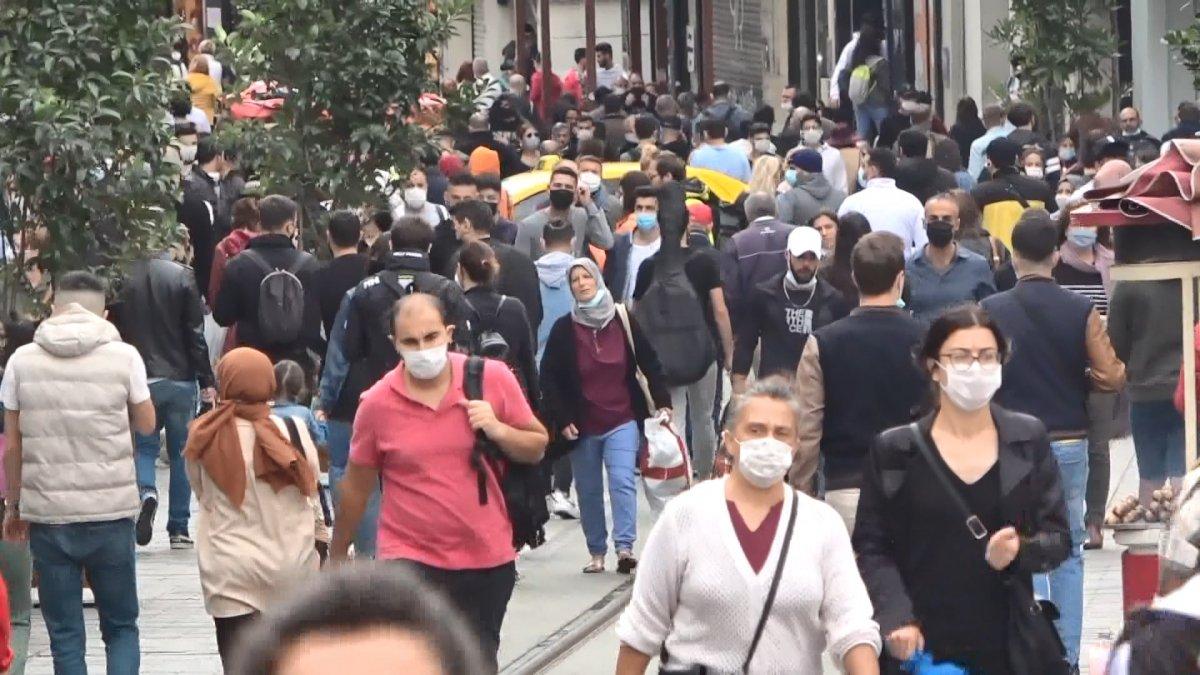 Taksim'de koronavirüse rağmen dikkat çeken kalabalık