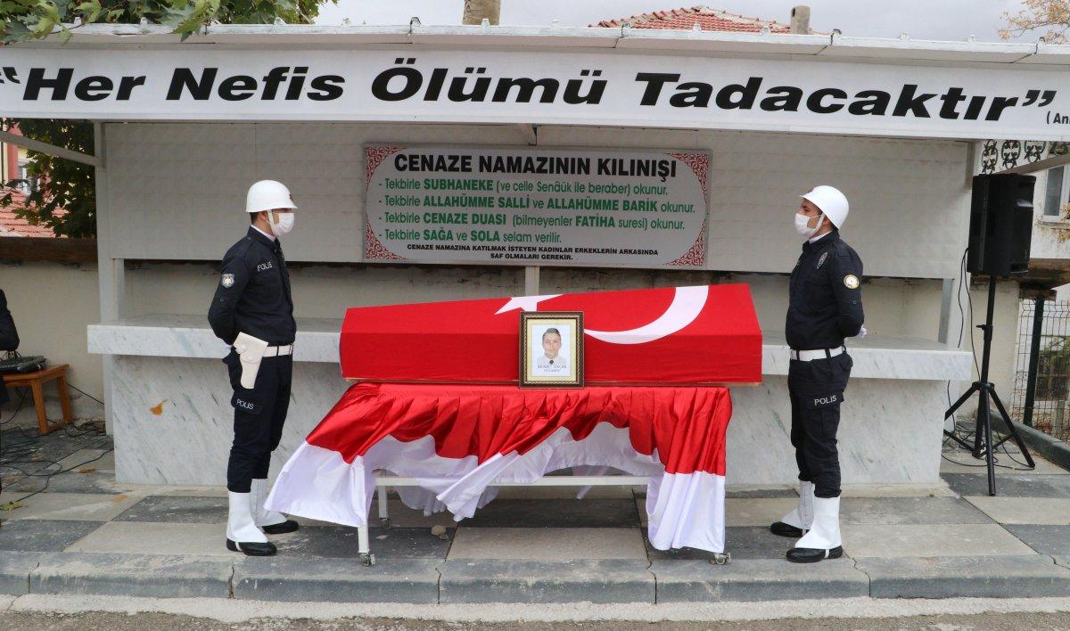 Sakarya'da şehit babasını, asker selamıyla uğurladı