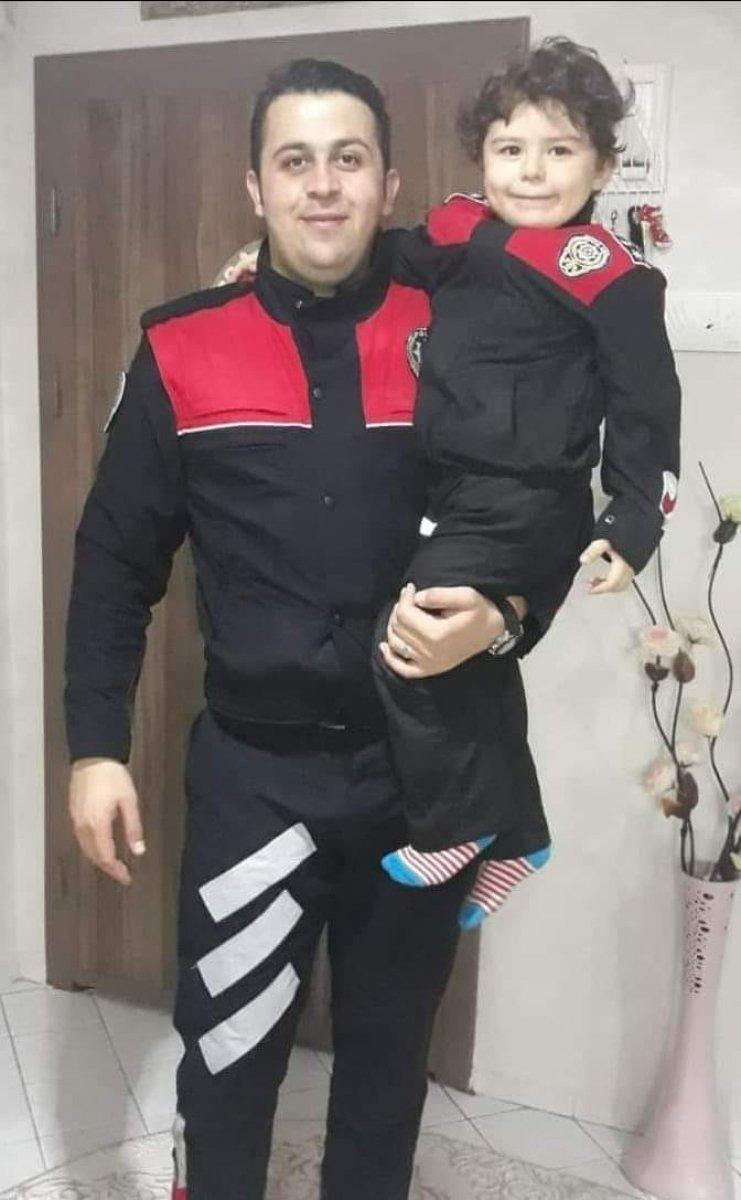 Sakarya'da şehit babasını, asker selamıyla uğurladı