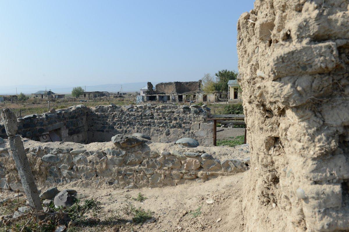 Azerbaycan'da cephe hattındaki köyde tek başına yaşıyor