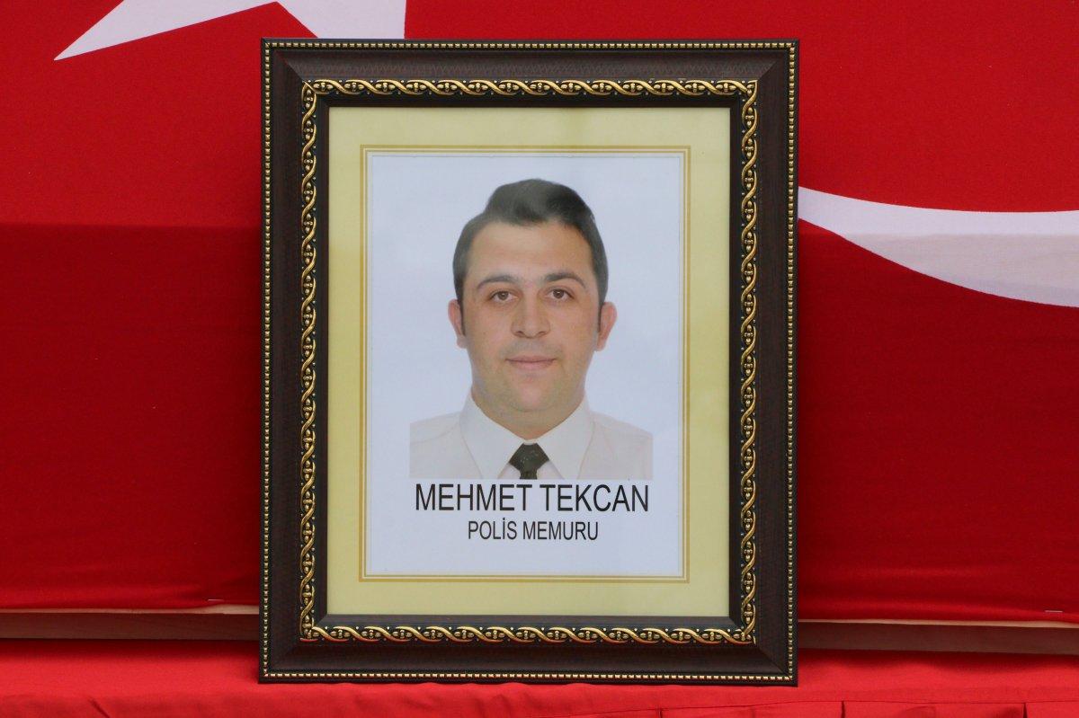 Sakarya'da şehit babasını, asker selamıyla uğurladı