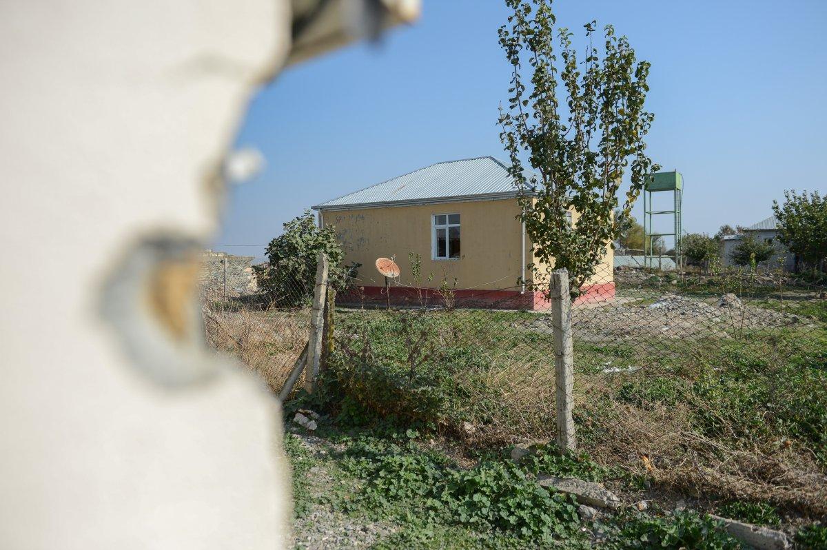 Azerbaycan'da cephe hattındaki köyde tek başına yaşıyor