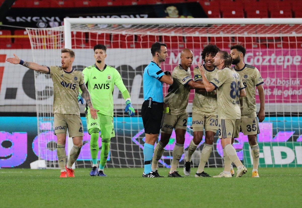 Serdar Aziz'den hakeme: Şerefsiz köpekler