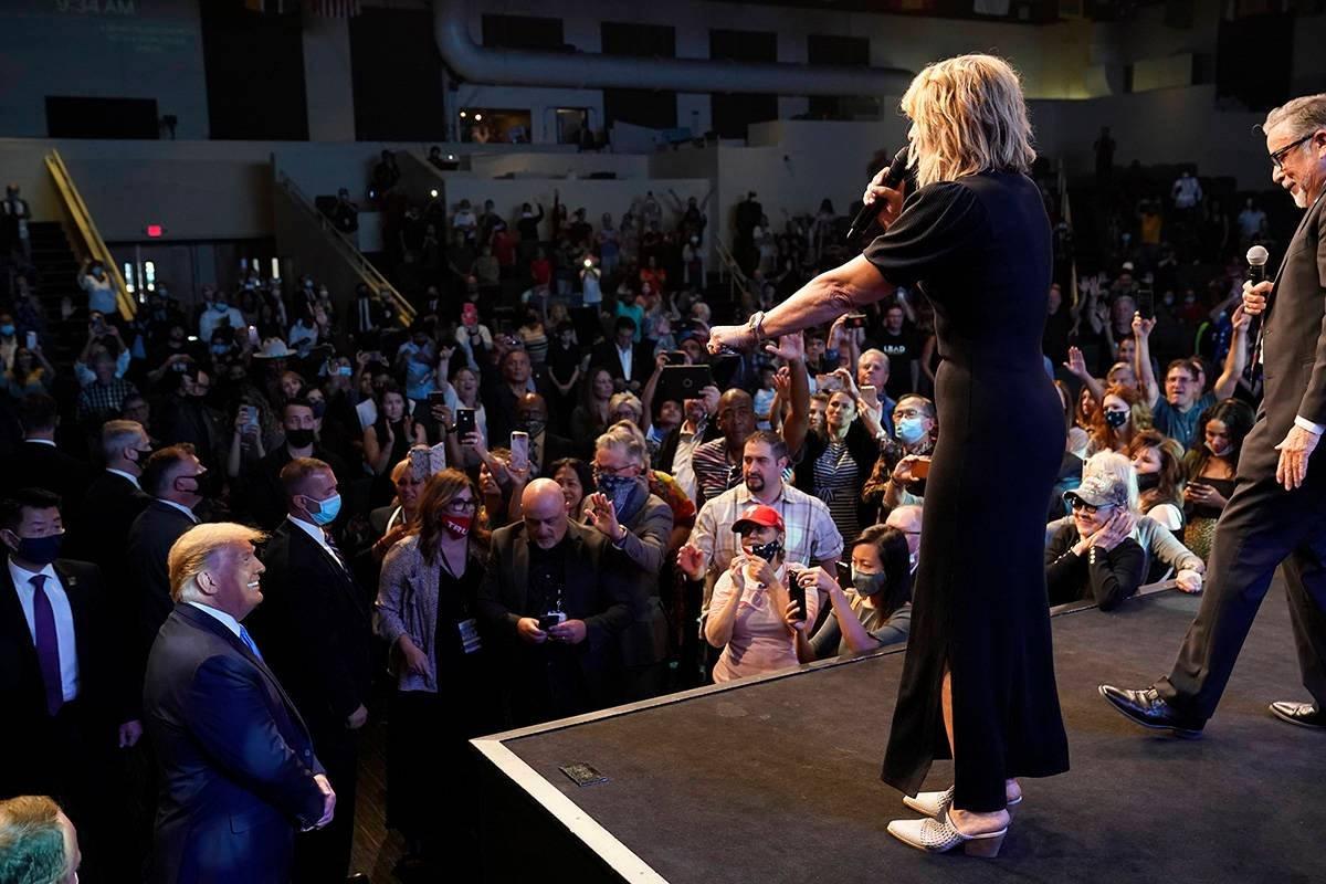 Donald Trump seçimleri kazanması için kilisede kutsandı