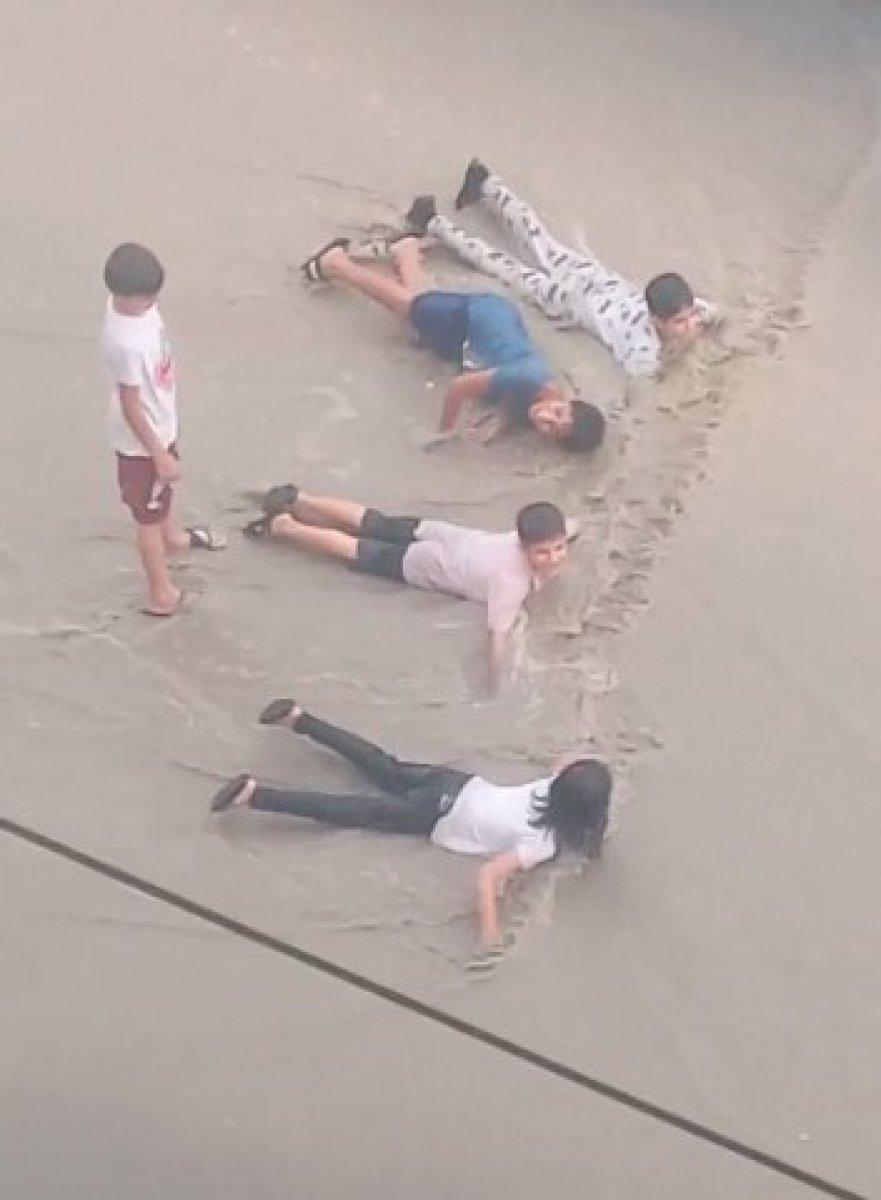 Mersin'de çocuklar yağmurun tadını çıkardı