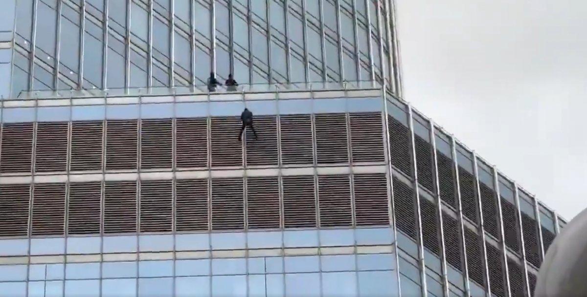 Donald Trump ile konuşmak istediğini söyleyip, kendini Trump Tower'dan sarkıttı