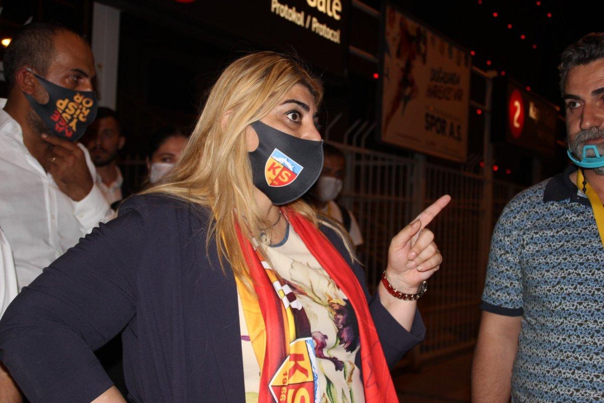 Kayserispor: Berna Gözbaşı'nın locasına saldırıldı