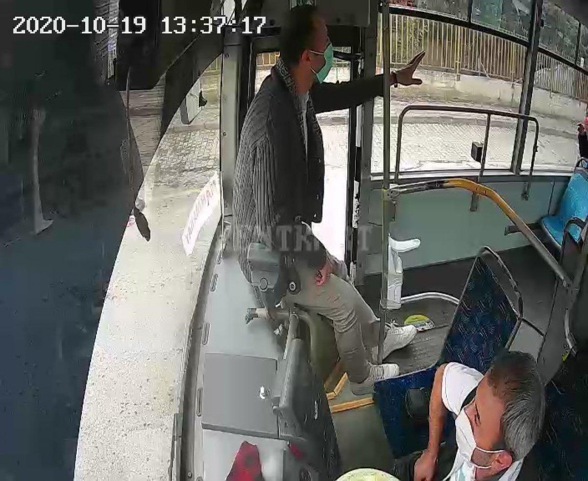 Kocaeli'de istediği yerde inemeyince seyir halindeki otobüsün frenine bastı