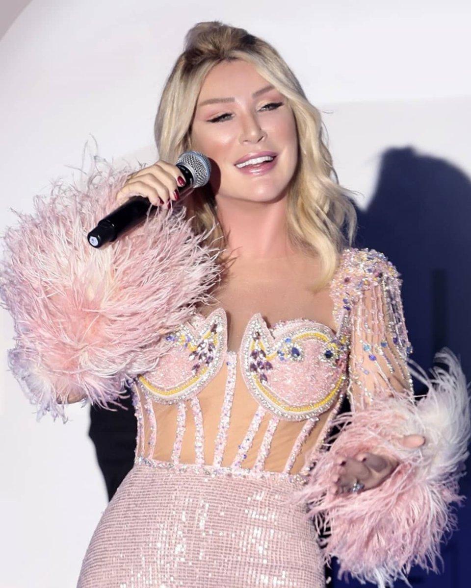 Seda Sayan, Fransız askılı yüzüyle sahnede