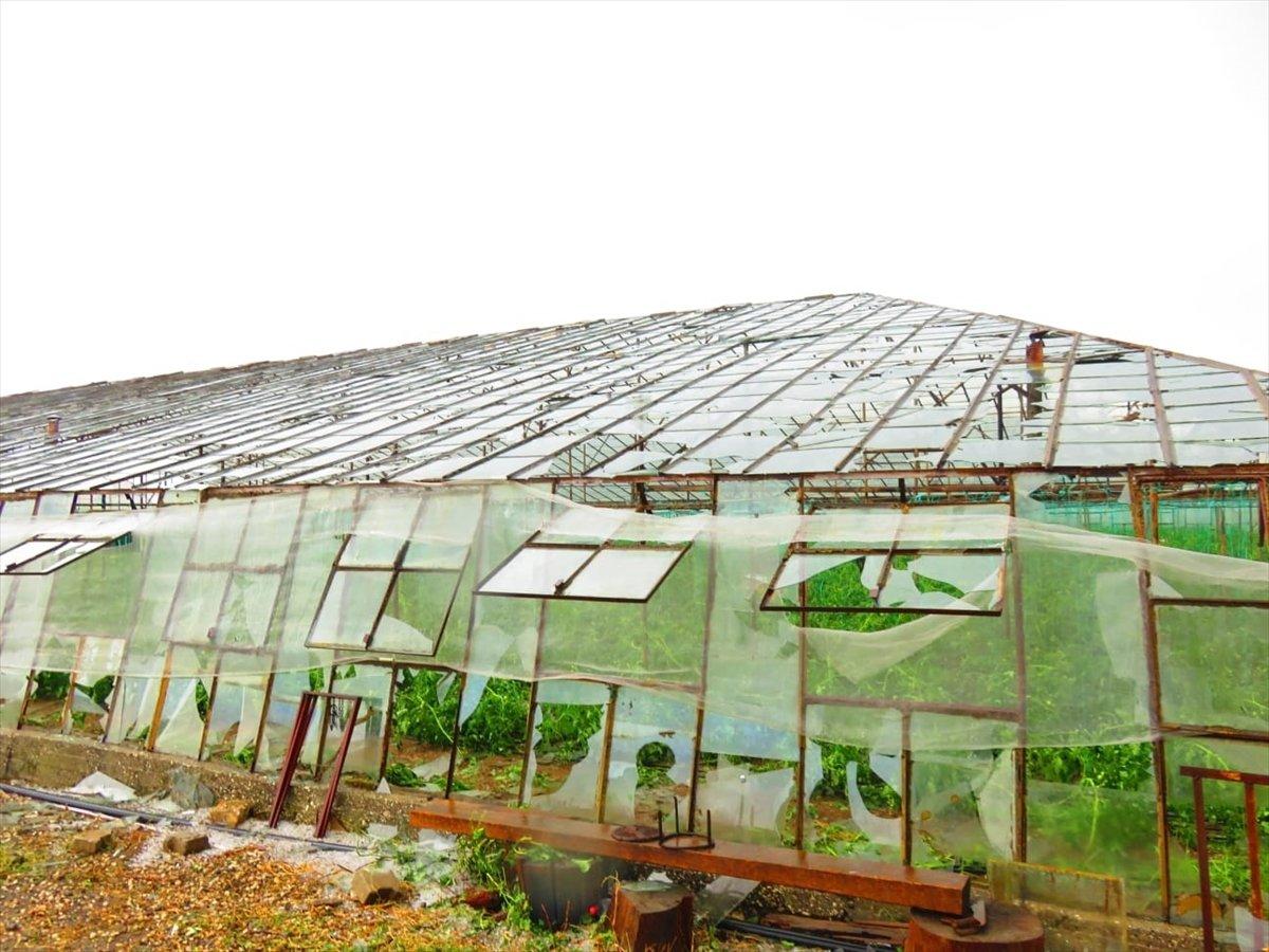 Antalya'da kuvvetli rüzgarın devirdiği otobüs durağı ölüme sebep oldu