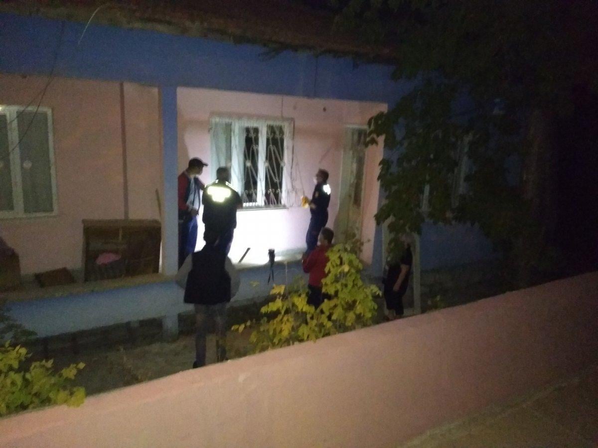 Çorum'da yaşlı kadını kurtarmak için camı kırıp içeri girdiler