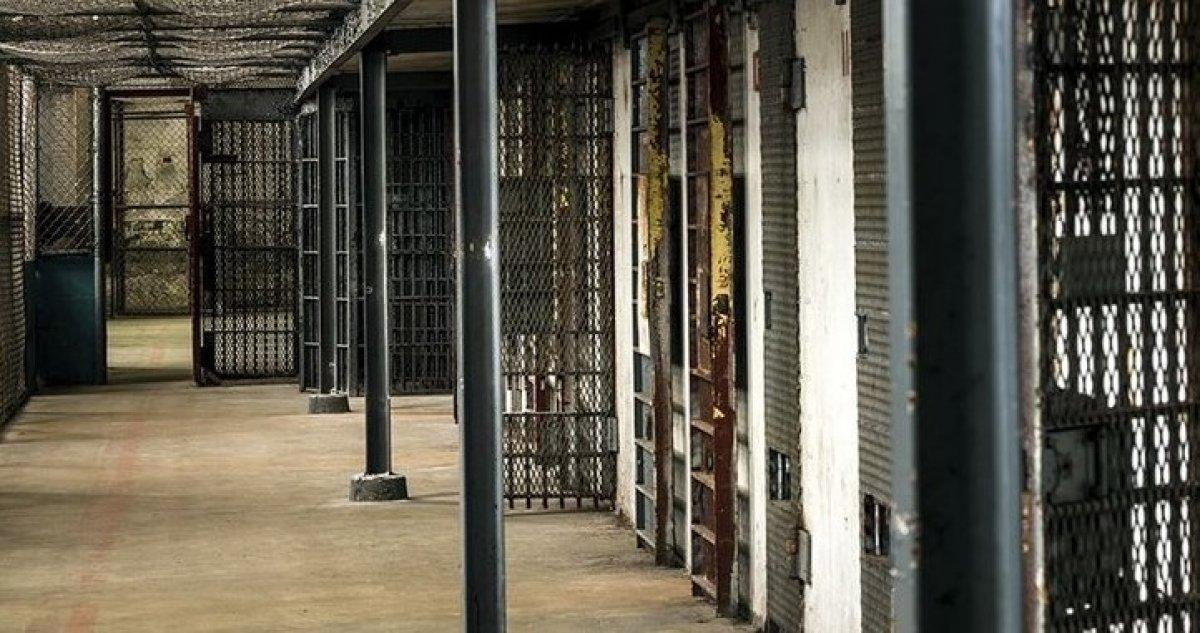 İsrail, açlık grevindeki Filistinlileri tek kişilik hücrelere atıyor