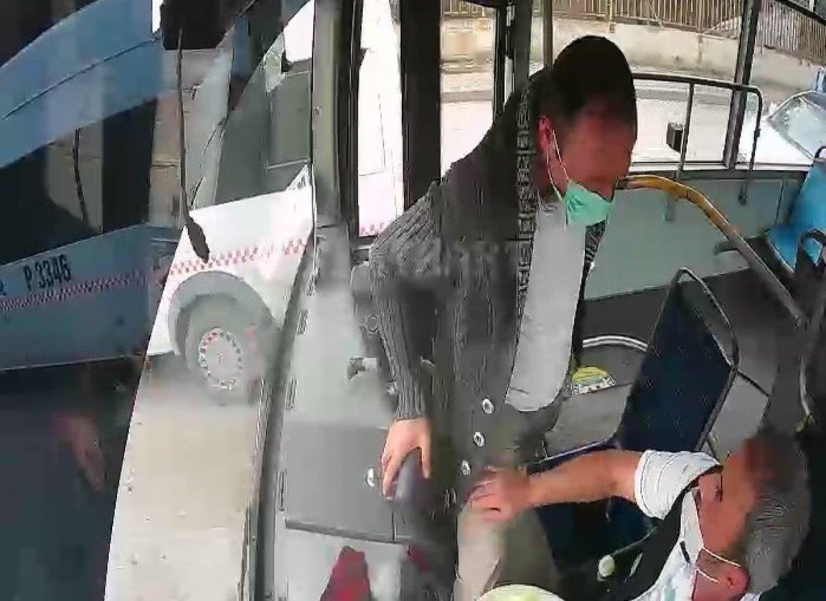 Kocaeli'de istediği yerde inemeyince seyir halindeki otobüsün frenine bastı