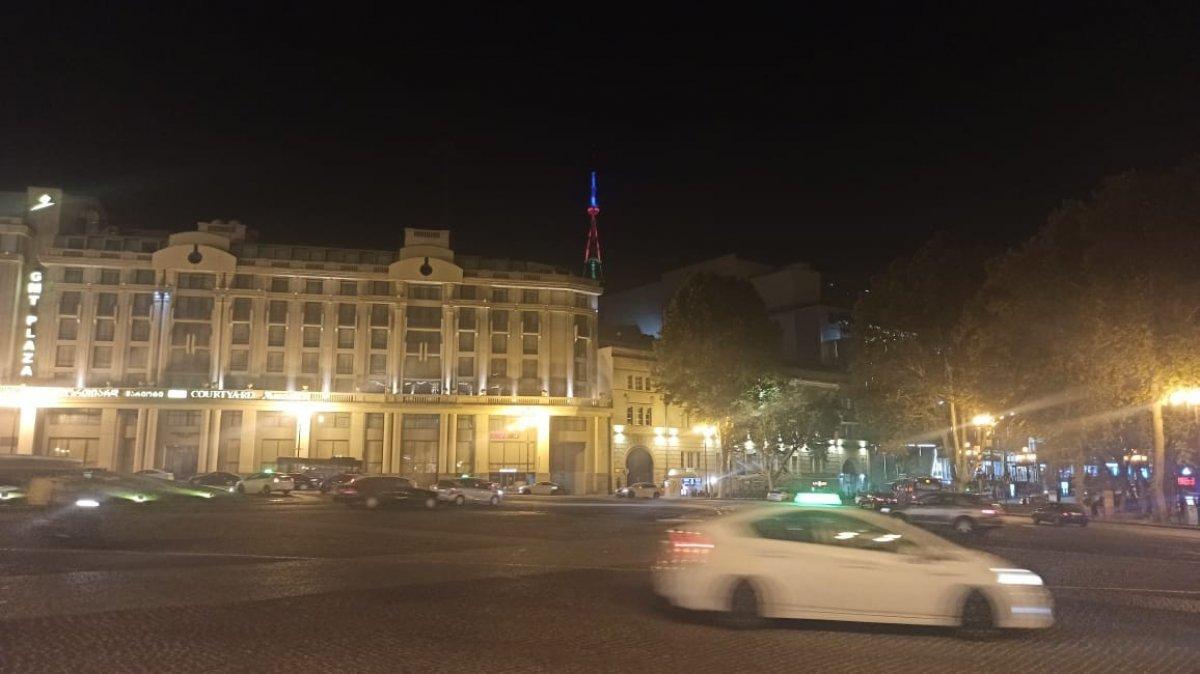 Tiflis Televizyon Kulesi, Azerbaycan bayrağı renkleriyle aydınlandı