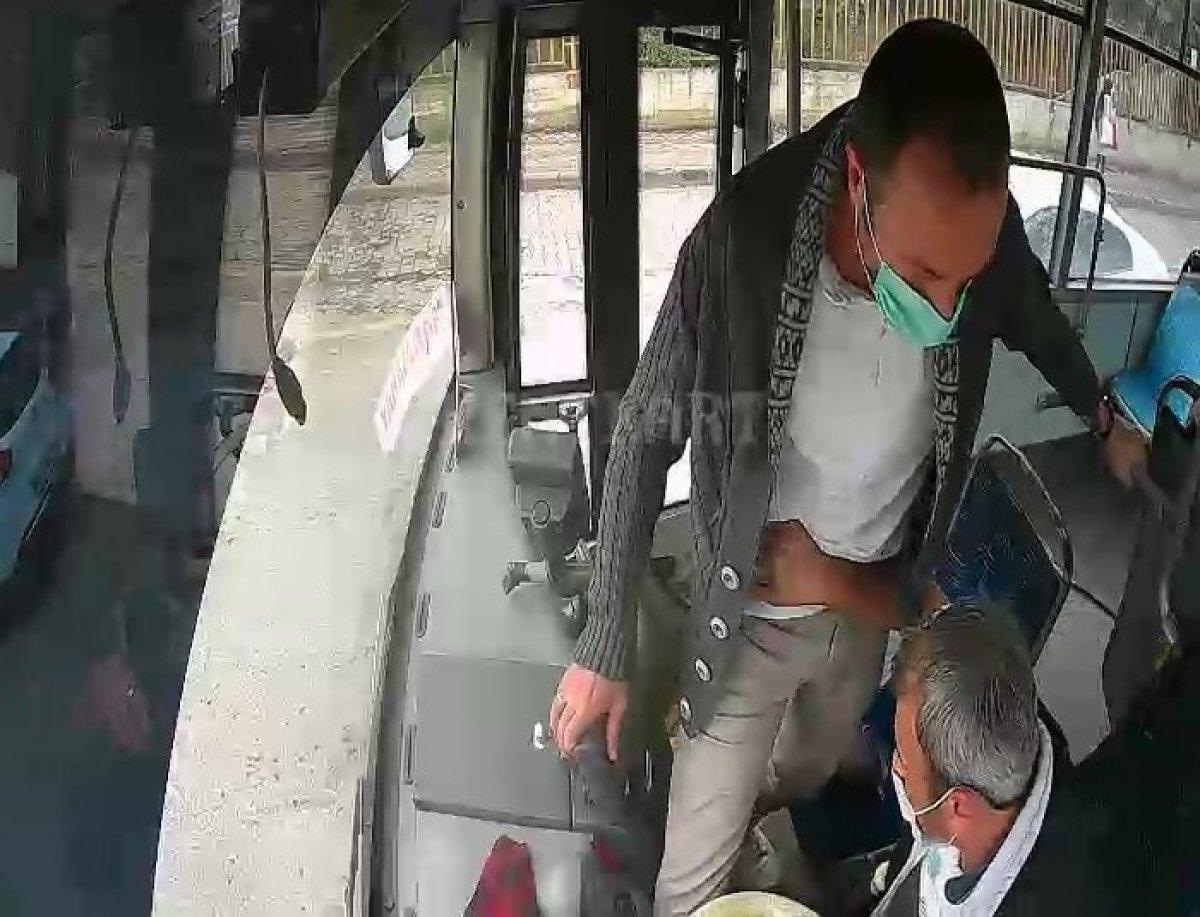 Kocaeli'de istediği yerde inemeyince seyir halindeki otobüsün frenine bastı