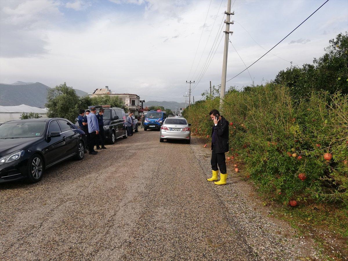 Antalya'da kuvvetli rüzgarın devirdiği otobüs durağı ölüme sebep oldu